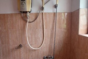 تجهيزات دش، مناشف، ورق حمّام