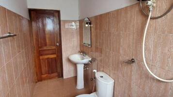 Douche, serviettes fournies, papier toilette