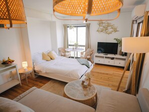 Travel crib, WiFi, bed sheets