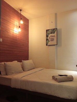 Escritorio, insonorización y tabla de planchar con plancha