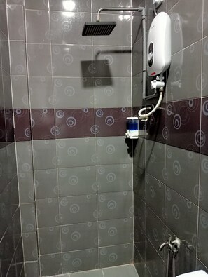 Shower, slippers, towels, soap - THE 1975 HOTEL EMPIRE (Kuantan)