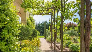 Unclassified image, 4 of 27, button - La Bastide des Jardins Provencal Elegance Close to the Village (St.-Rémy-de-Provence)