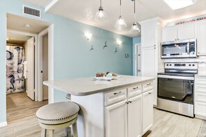 Kjøleskap, mikrobølgeovn, ovn og kokeplater