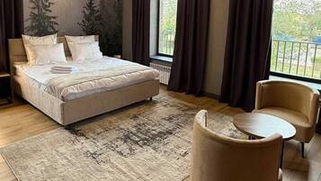 Luxury Suite | Desk, free WiFi, bed sheets