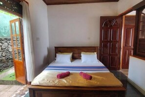 1 bedroom, desk, WiFi, bed sheets