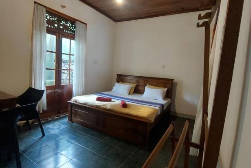 1 bedroom, desk, WiFi, bed sheets