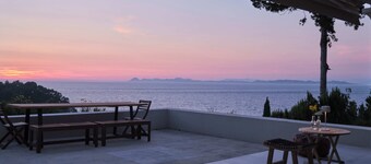 Clifftop Sunset Retreat Lakka Paxos, v private, short walk to village & beaches