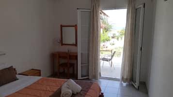 Studio, balcon, vue partielle sur la mer | 1 chambre, Wi-Fi gratuit