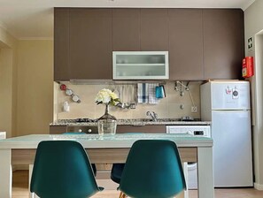 Réfrigérateur, micro-ondes, four, cafetière/bouilloire