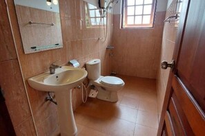 淋浴設備、坐浴桶、提供毛巾、廁紙