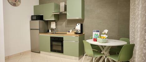 Jääkaappi, mikroaaltouuni, uuni, kahvin-/teenkeitin