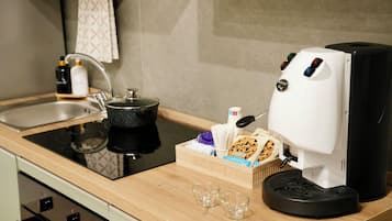 Een koelkast, een microgolfoven, een oven