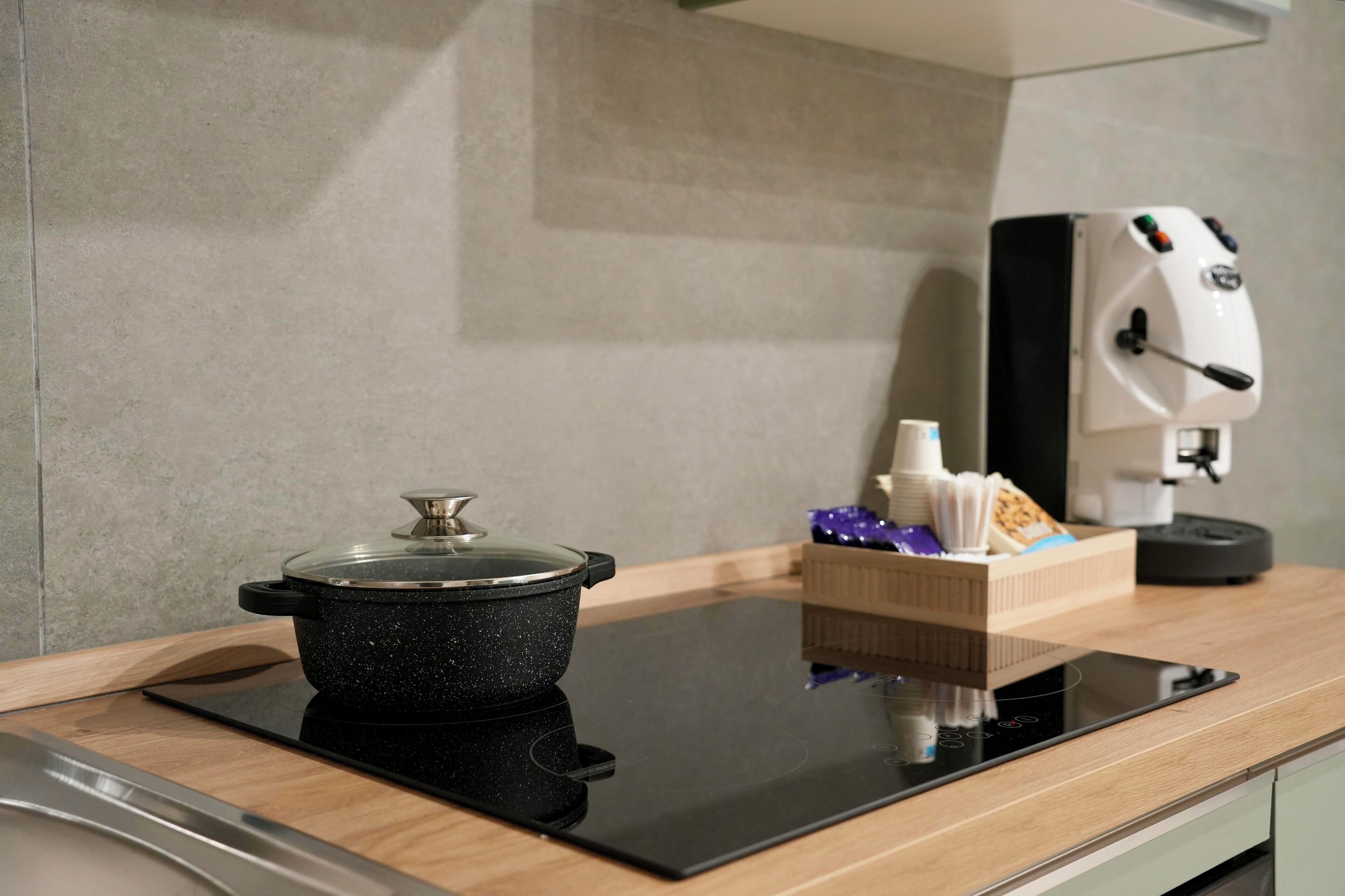 Frigorifero, microonde, forno, macchina per tè/caffè