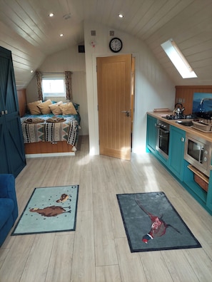 Cabin | 1 bedroom, iron/ironing board, free WiFi, bed sheets - Cosy Countryside Cabin - Sleeps 2, Parking & Farm (Laurencekirk)