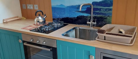 Stuga | Eget kök | Kylskåp, mikrovågsugn, ugn och spishäll