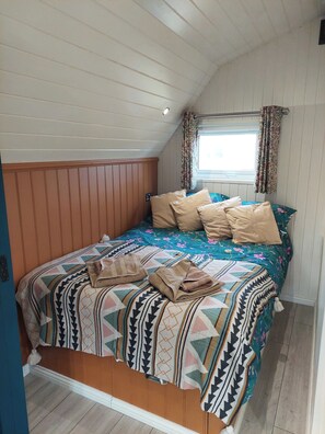 1 bedroom, iron/ironing board, free WiFi, bed sheets - Cosy Countryside Cabin - Sleeps 2, Parking & Farm (Laurencekirk)