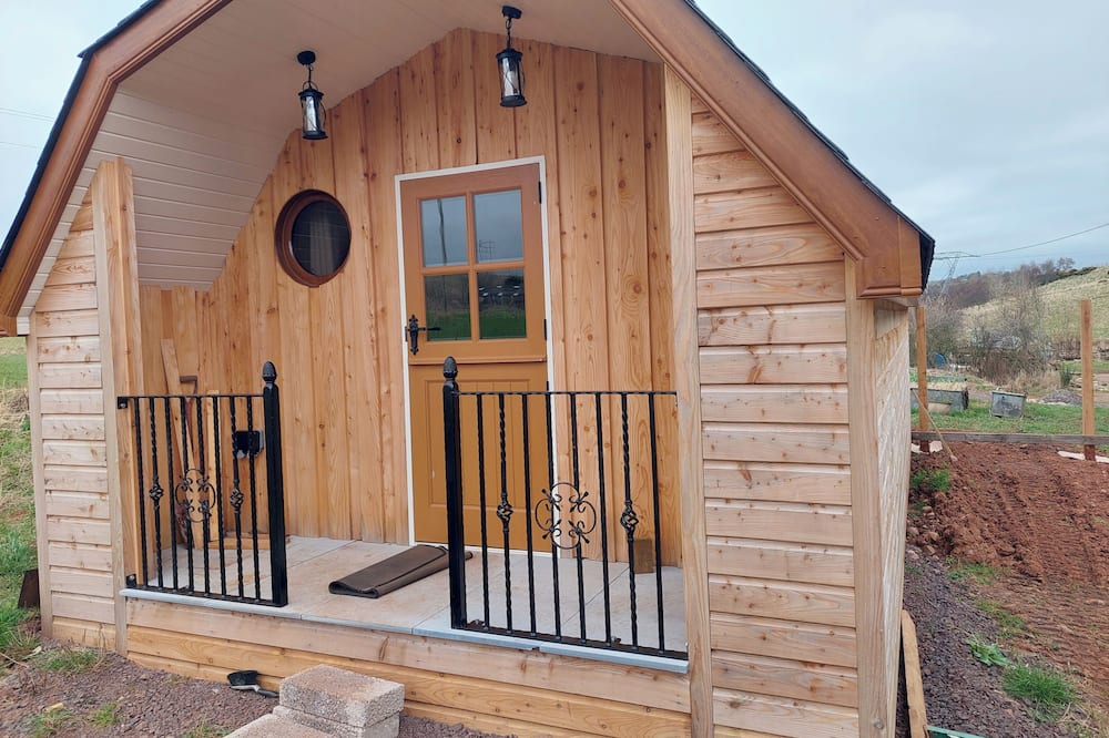 Cosy Countryside Cabin - Sleeps 2, Parking & Farm - Burghill