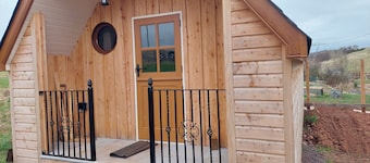 Cosy Countryside Cabin - Sleeps 2, Parking & Farm