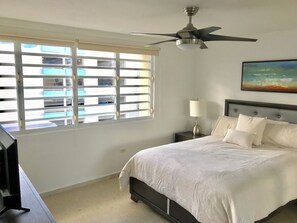 2 quartos, ferros/tábuas de passar roupa, berço de viagem