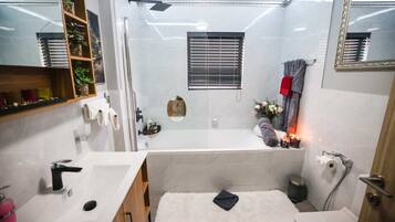 Apartment, 2 Bedrooms, Accessible, Smoking | Bathroom