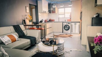 Apartment, 2 Bedrooms, Accessible, Smoking | Living room