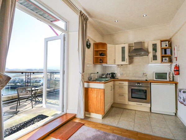 เครื่องครัว/จาน/ช้อนส้อม