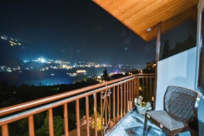 Habitación superior, balcón, vista a la montaña | Balcón