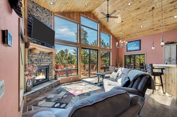 Fernseher, Kamin, Tischtennisplatte