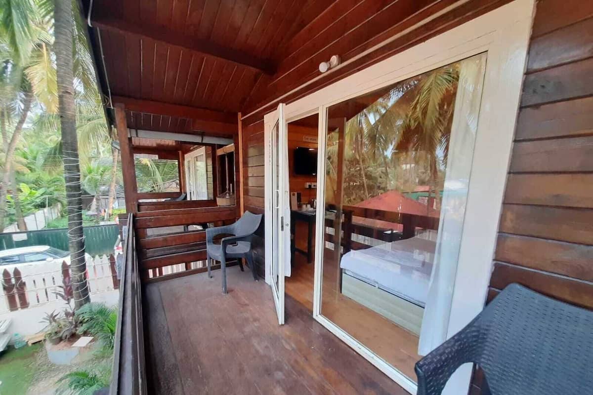 Superior Cozy Chalet with Balcony Pool view | 무료 WiFi, 침대 시트