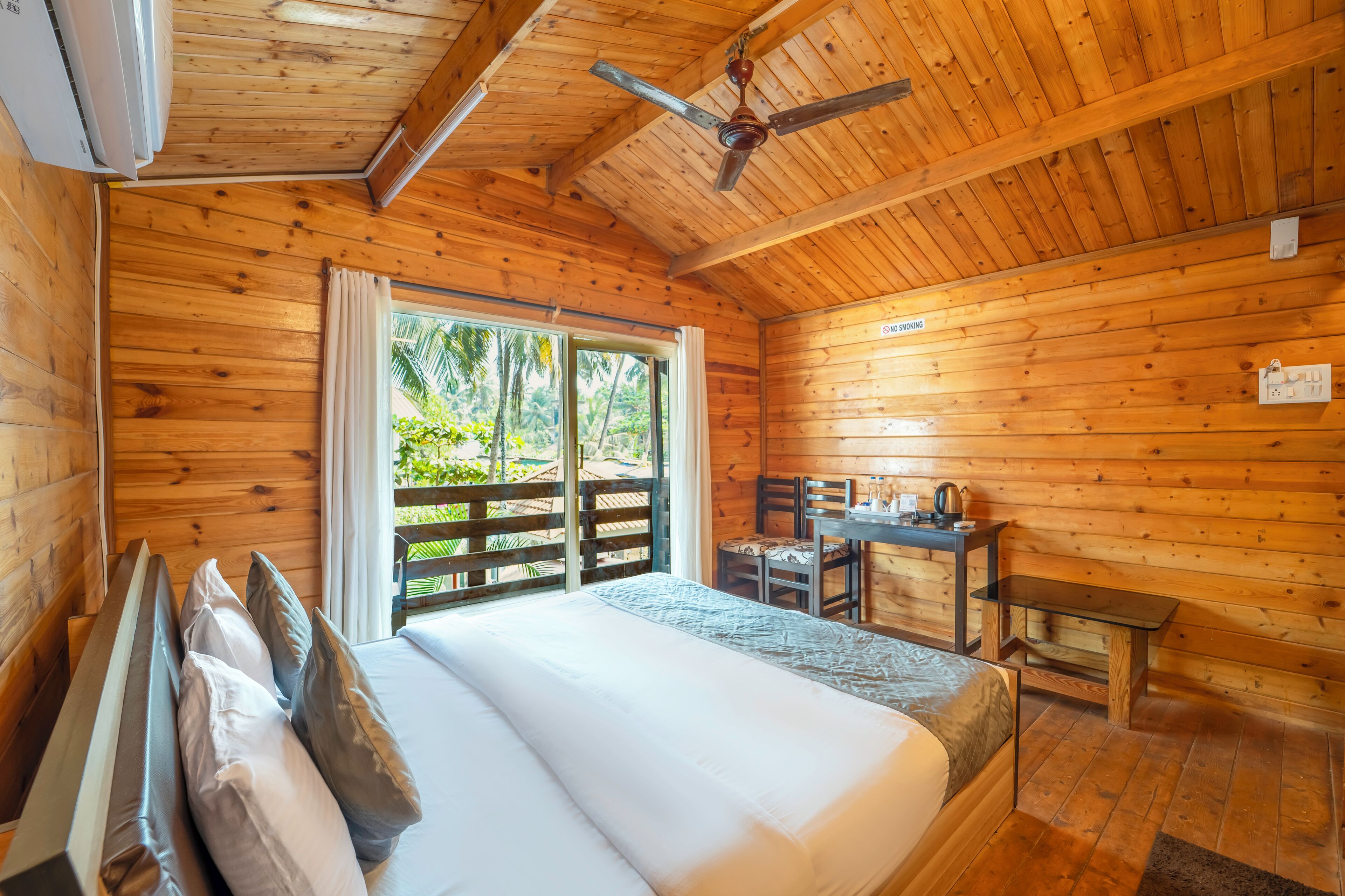 Superior Cozy Chalet with Balcony Pool view | Wi-Fi ฟรี, ผ้าปูที่นอน