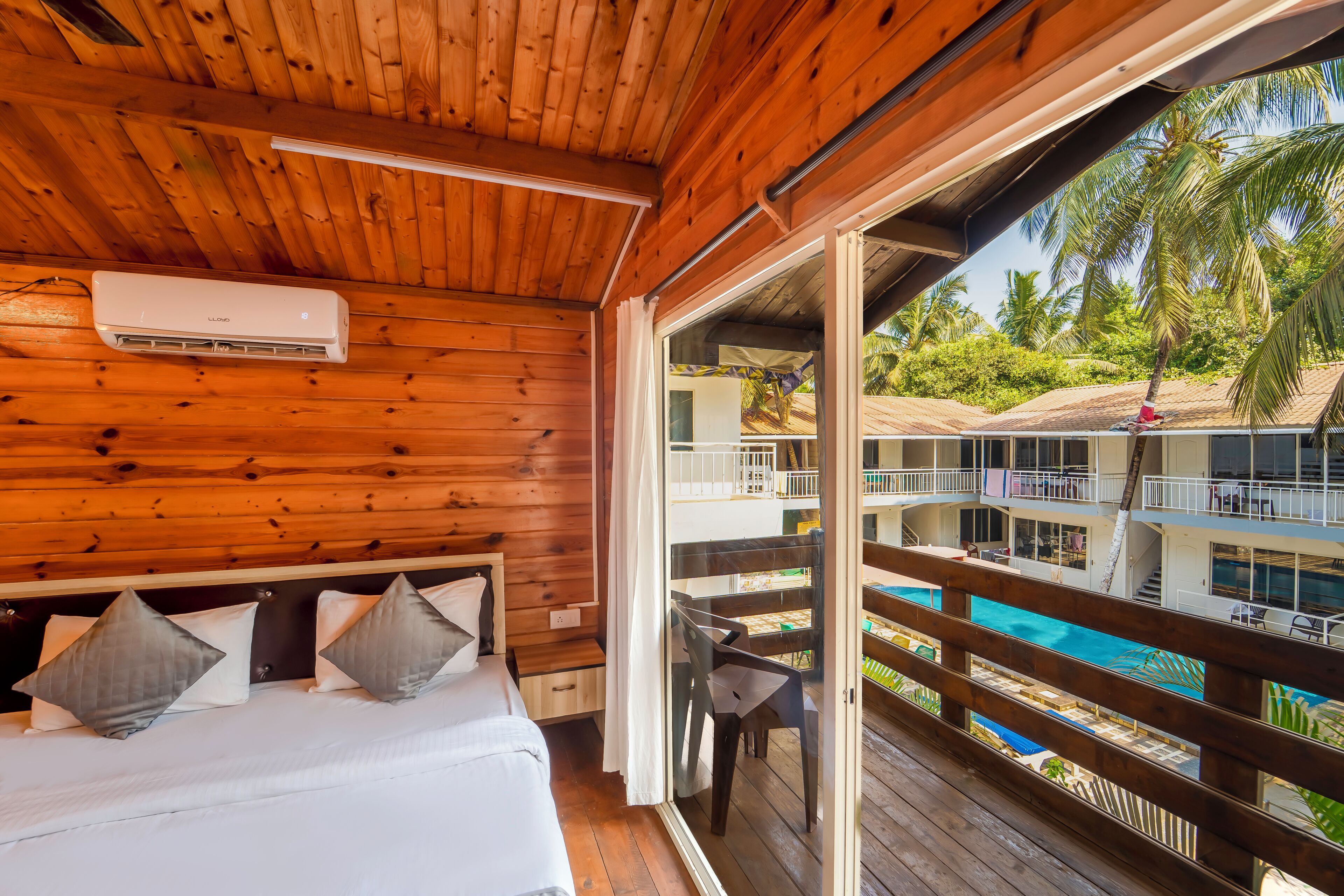 Superior Cozy Chalet with Balcony Pool view | Wi-Fi gratis dan seprai linen