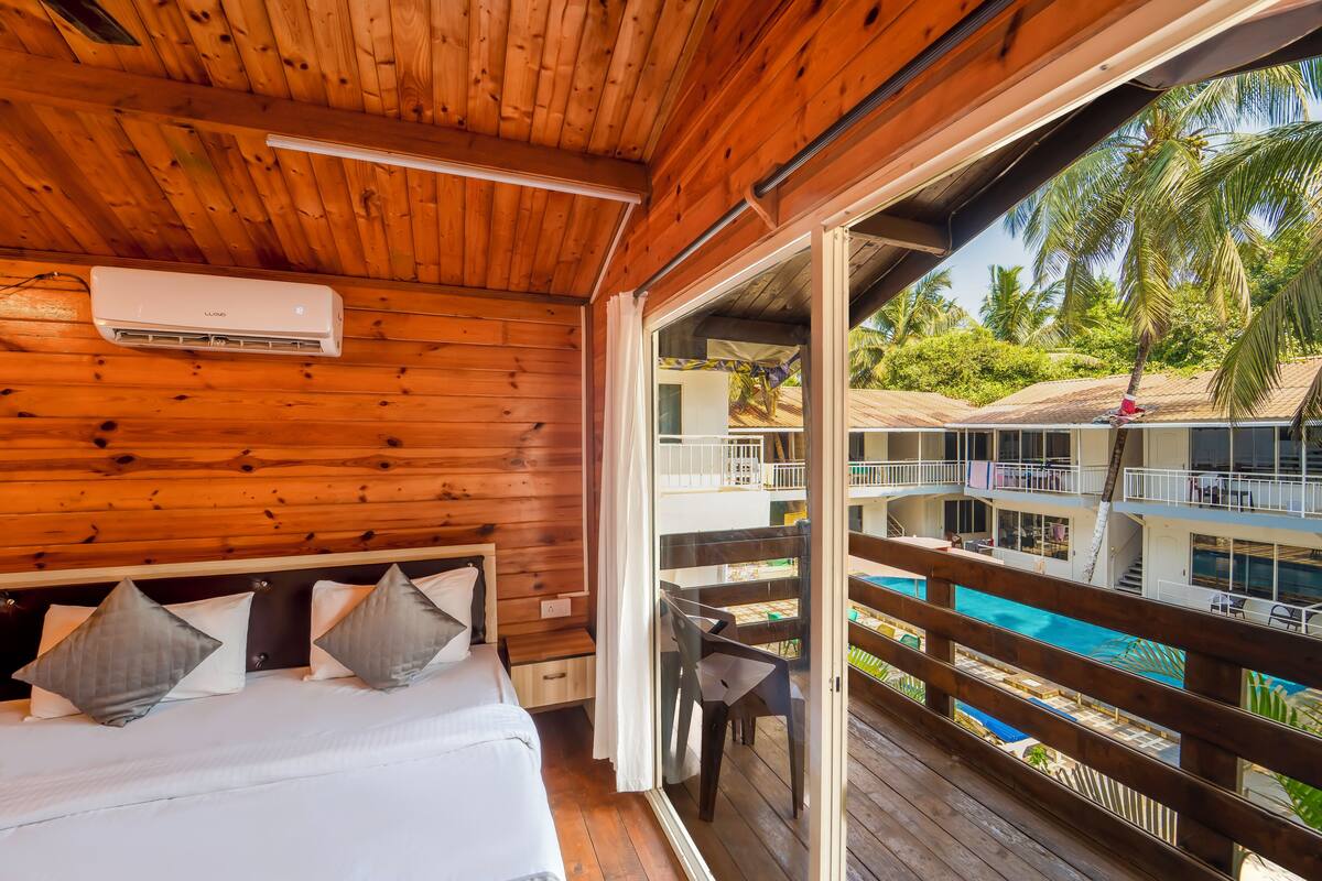 Superior Cozy Chalet with Balcony Pool view | Wi-Fi gratis dan seprai linen
