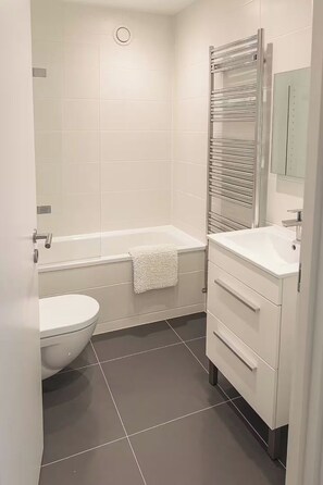 Haartrockner, Handtücher, Seife, Toilettenpapier