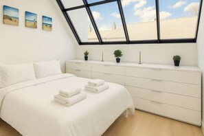 4 habitaciones, tabla de planchar con plancha y cuna de viaje