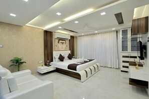 1 bedroom, desk, iron/ironing board, WiFi - Entire 4 Bedroom Villa (Mumbai)