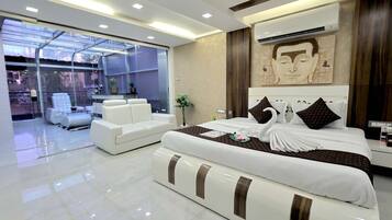 1 habitación, escritorio, tabla de planchar con plancha y wifi