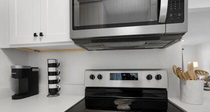 Walk to Downtown & Beach. Pool. Golf Cart Friendly