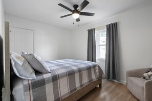 2 bedrooms, desk, iron/ironing board, WiFi