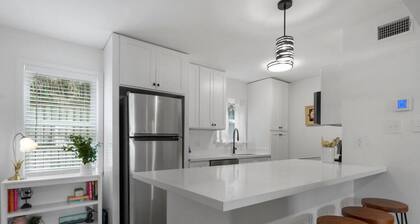 Walk to Downtown & Beach. Pool. Golf Cart Friendly