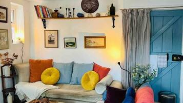 Cottage | Living area | Fireplace