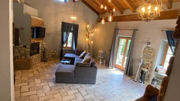 Smart TV, fireplace
