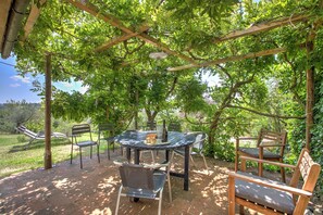Familienhaus, Mehrere Schlafzimmer, Bergseite (Relaxing Tuscan Country near Florence) | Speisen im Freien