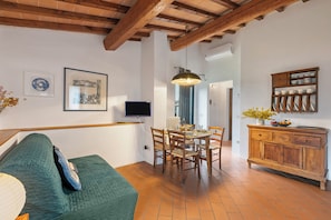 Casa familiar, varias habitaciones, junto a la montaña (Relaxing Tuscan Country near Florence) | Área de sala de estar | Televisión de pantalla plana de 21 pulgadas con canales por cable 