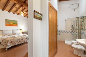 Familiehus, flere soverom, ved fjell (Relaxing Tuscan Country near Florence) | Bad | Dusj, hårføner, bidé og håndklær