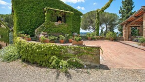 A house covered in ivy, surrounded by potted plants and a stone wall. - Relaxing Tuscan Terrazza Near Florence 4shared Pool (Impruneta)