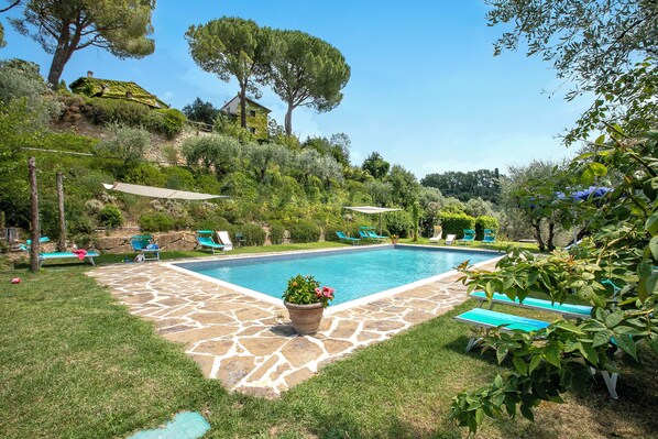 Una piscina al aire libre de temporada