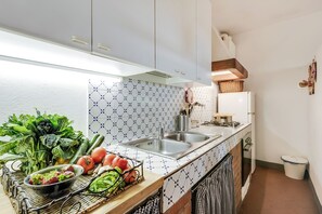 Fridge, oven, stovetop, coffee/tea maker