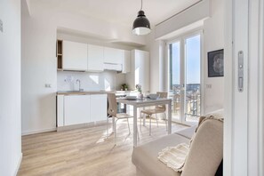 Departamento, 1 cama matrimonial, balcón, vista a la ciudad | Cocina privada | Comedor 