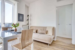 Departamento, 1 cama matrimonial, balcón, vista a la ciudad | Área de sala de estar