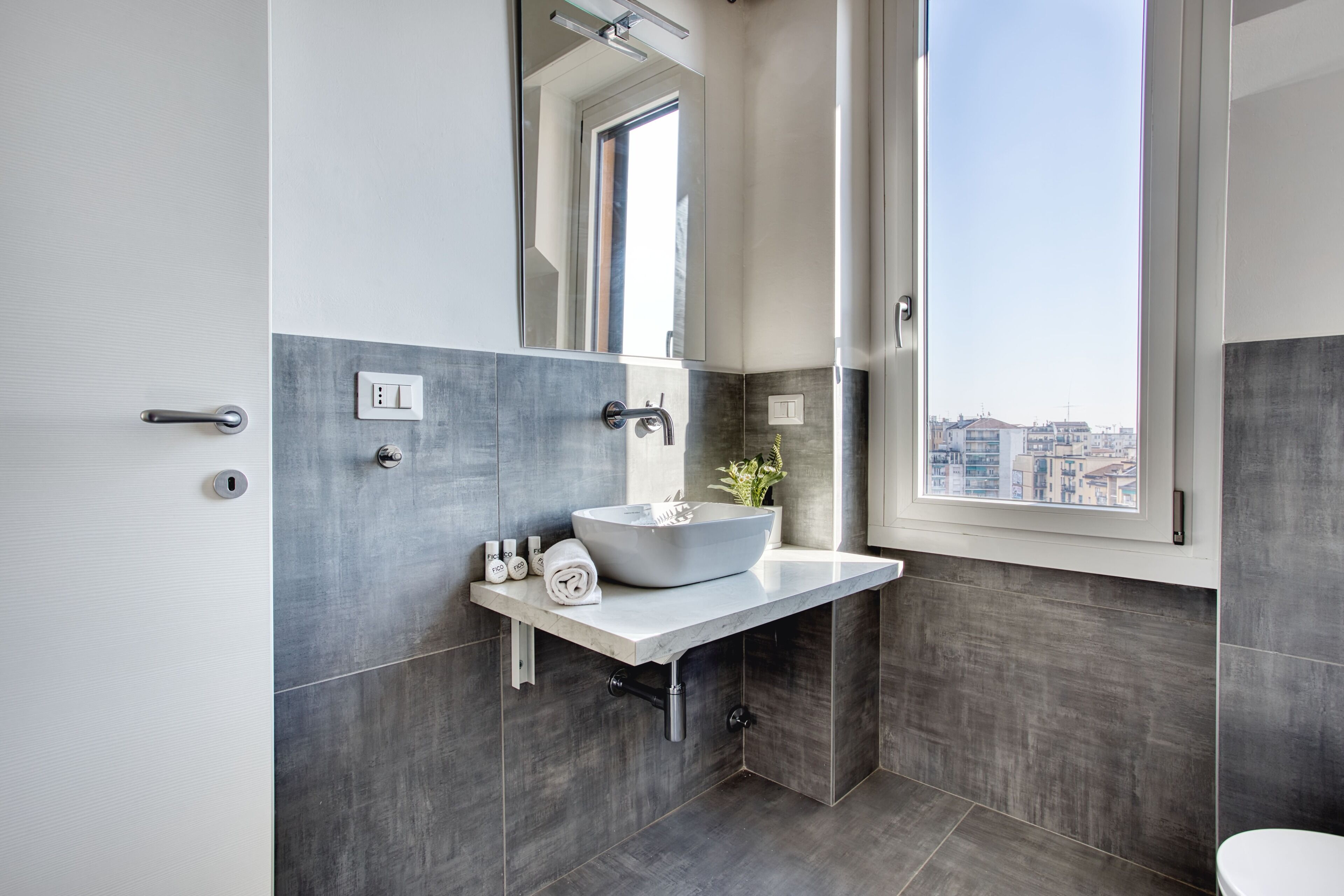 Apartment, 1 Double Bed, Balcony, City View | Bathroom | Hair dryer, bidet